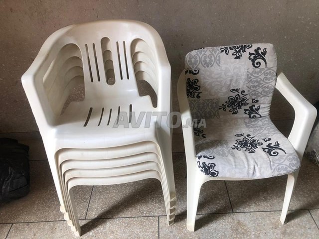 six chaises blanches avec six housses pour jardin 