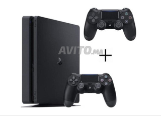 PS4 et 2 manettes
