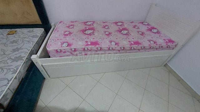 2 lits pour garçon et fille et matelas 2 places.
