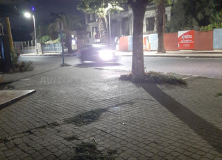 Le kiosque à vendre est bien situé sur la route principale.