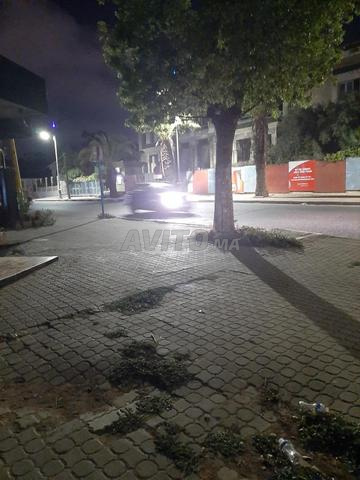 يقع كشك للبيع في موقع جيد على الطريق الرئيسي.