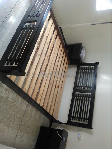 lit pour 2 personnes avec tables de nuit