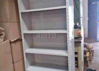 Rayonnage métallique avec fond et parois dispo