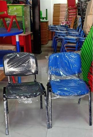 LES CHAISES ISO SANS ÉCRITOIRE A OOUJDA