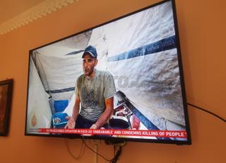 Smart Television 140 cm  posses wifi YouTube 