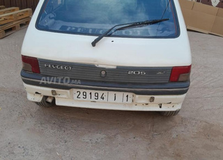 سيارة بيجو 205 