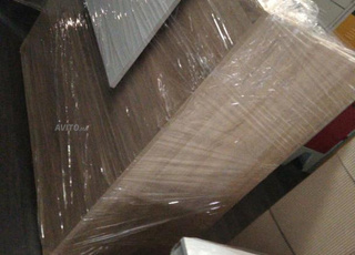 un comptoir de réception moderne