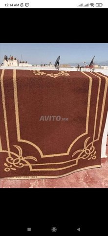 trois tapis marrons 