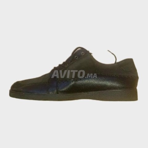 Vendre Chaussures de ville noires à lacets.