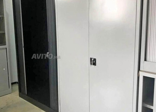 armoire métallique avec porte battante