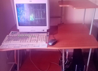 TABLE PC ET PETIT BUREAU