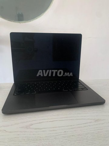 MacBook Pro 14” Space Black avec sa boîte