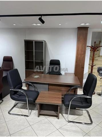 Des bureaux et des chaises ergonomiques