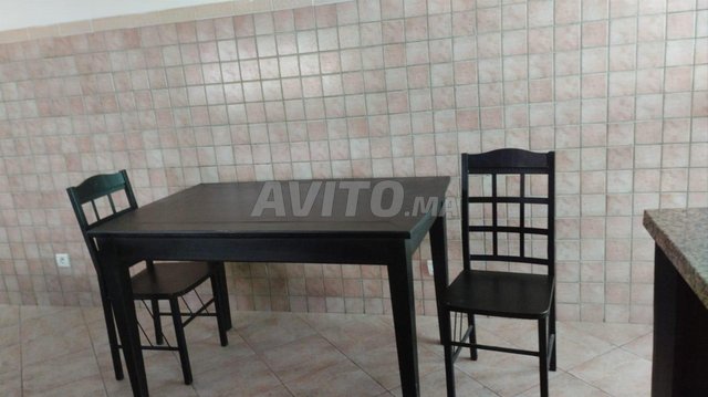 table en bois massif avec deux chaises. cadeaux