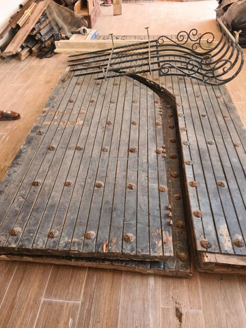 Vielle grande porte entrée artisanale d un riad