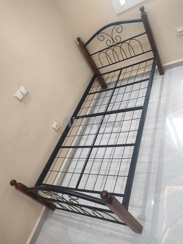 Support de lit en métal et bois sans matelas