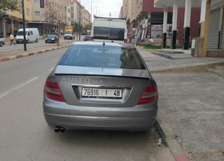 Mercedes 220 en bonne etat