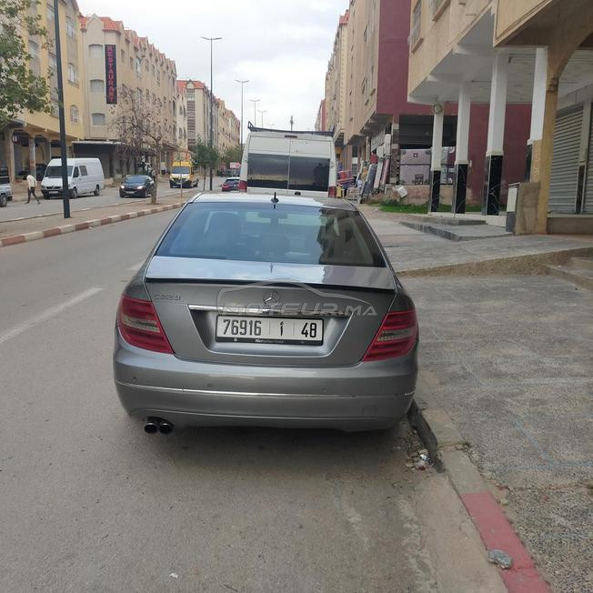 Mercedes 220 en bonne etat