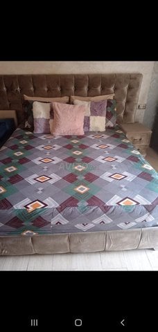 chambre a coucher avec rangement et table de nuit
