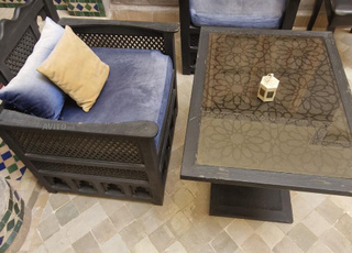 Lot table et 2 fauteuils en bois