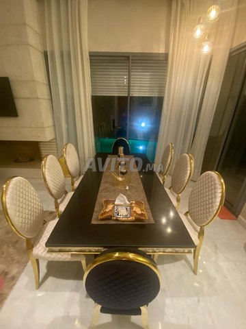 Table en marbre avec 8 chaises 