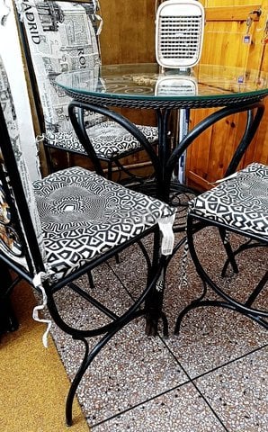3 chaises en fer forgé avec coussins