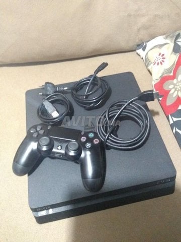 PS4 Slim 1TO Et Manette (cables fournis ) 