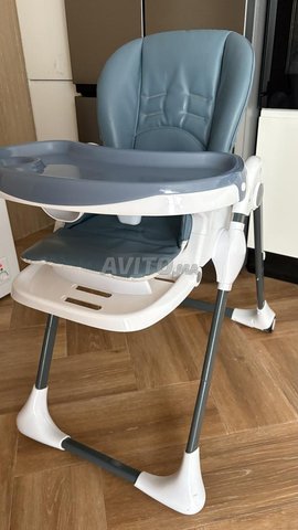 Chaise haute bébé réglable Très bon état 