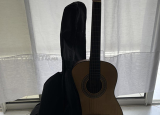 guitare pour enfant en très bonne état 