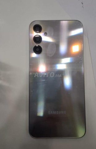samsung a24 128 gb comme neuf  chargeur original 