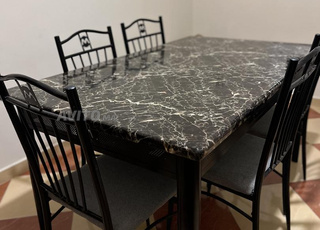 Table à manger avec 6 chaises en très bon état 