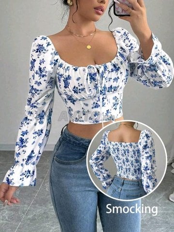 Crop top fleuri blanc et bleu,