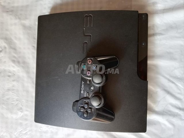 ps3  a vendre avec une manette original et 11 jeux