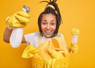 عاملة نظافة وطباخة