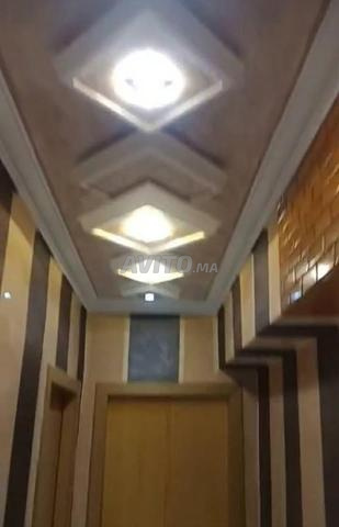 شقة للبيع بمجمع الزهور 3 غرف،صالون،سيجور . 