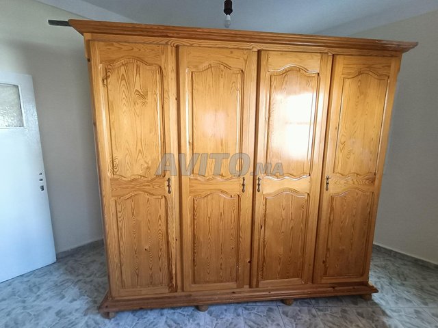 armoire en bois rouge