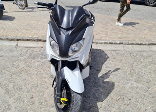YAMAHA XMAX 250 AKRAPOVIC 