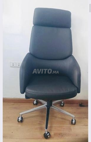 chaise opérateur en similicuir  disponible - 2