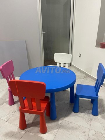 table ronde et 4 chaises