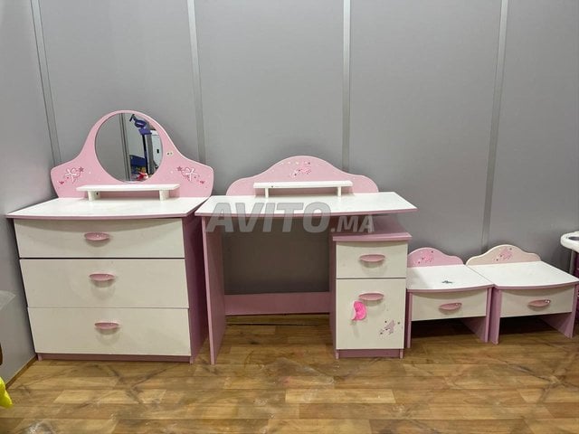 ensemble bureau commode et 2 tables de nuit