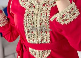 قفطان بالحزام  مخدوم بالطرز او التنبات ديال ليد