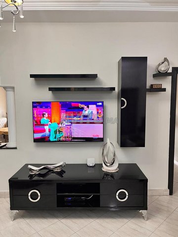 Meuble TV design noir laqué avec étagères 
