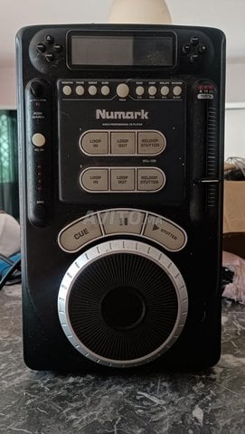 un lecteur CD professionnel Numark Axis 9. 