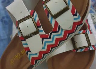 حذاء مفتوح من الجلد بإبزيم 