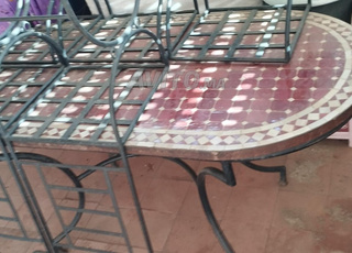 table zellige fassi avec 6 chaises 