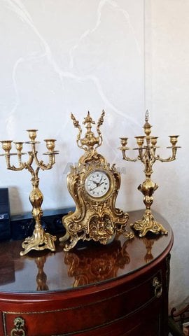 Horloge et deux chandeliers en cuivre 