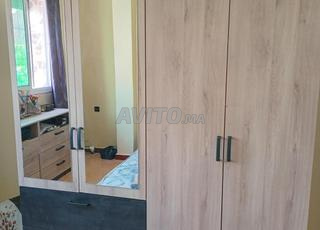 Armoire avec penderie et étagères