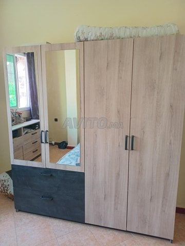 Armoire avec penderie et étagères