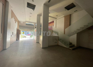 Grand local à louer 444m