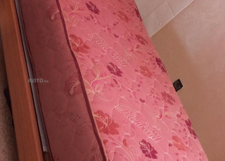 Lit en bois de qualité avec matelas médical